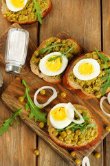 Sandwiches with green peas paste and boiled egg with onion