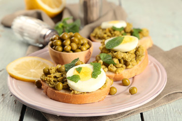Sandwiches with green peas paste and boiled egg