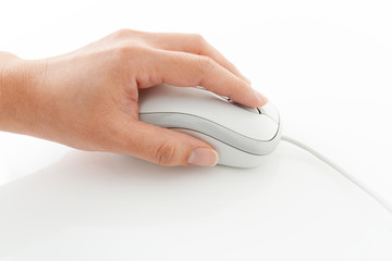 マウスを操作する手