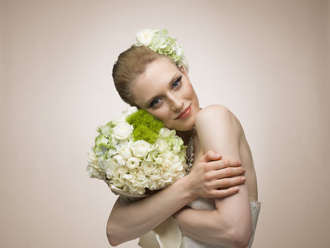 Bride that hugged bouquet