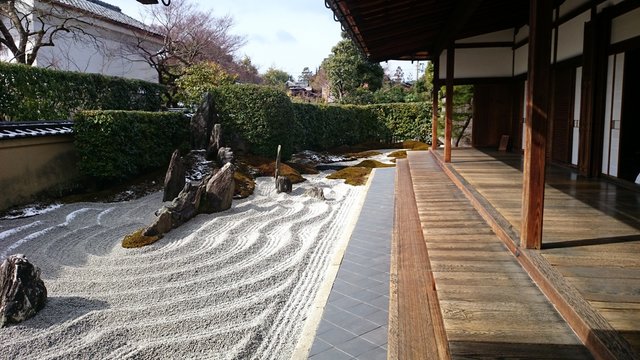 京都の枯山水庭園
