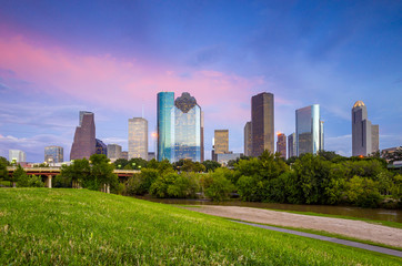 Obraz premium Houston Texas skyline at sunset twilight from park lawn