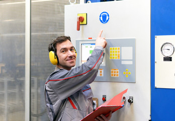 Gehörschutz in einer lauten Industrieanlage