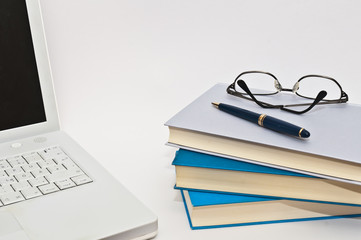 Notebook und Bücher