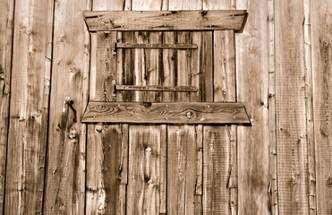 façade en bois d'un  chalet avec fenêtre
