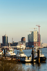 Naklejka premium Blick auf Elbe mit mit Barkassen im Winter