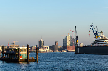 Blick auf Elbe mit Trockendock und Kränen im Winter