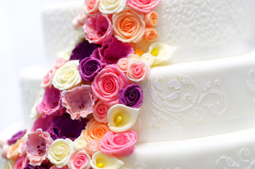 Obraz na płótnie Canvas White wedding cake decorated with sugar flowers