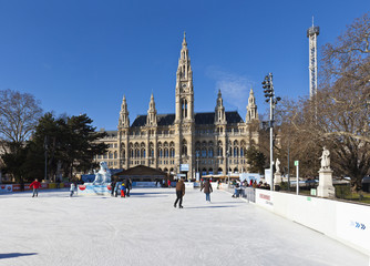 Fototapeta premium Ice skaters at Wiener Eistraum in front of the City Hall Vienna