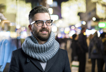 Naklejka premium Man in the city
