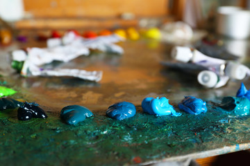 Obraz na płótnie Canvas Acrylic paint with paint tubes on wooden palette