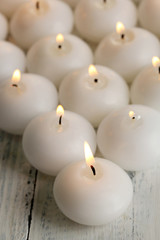 Obraz na płótnie Canvas Burning candles on wooden table close-up