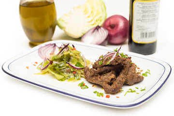 Agnello in salsa con contorno di cavolo e spezie