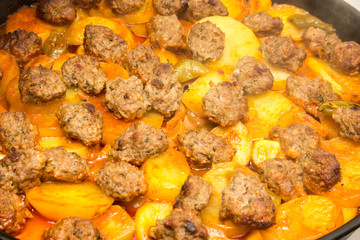 Buletten und Kartoffeln aus dem Ofen