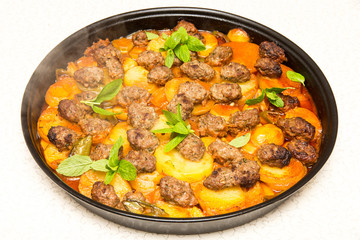Buletten und Kartoffeln aus dem Ofen