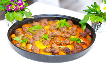 Buletten und Kartoffeln aus dem Ofen