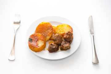 Buletten und Kartoffeln