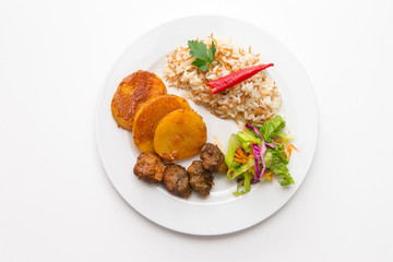 Bulletten, Kartoffeln und Reis