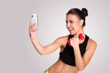Naklejka premium Mixed race woman making selfie while fitness