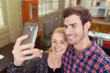Fototapeta premium glückliches junges paar macht ein selfie