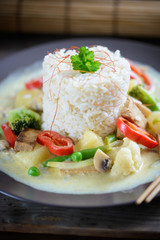 Reis mit Tofu-Ananas-Curry