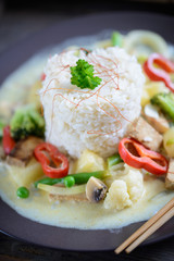 Reis mit Tofu-Ananas-Curry