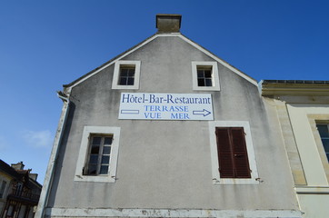 Façade de maison avec panneau publicitaire. (Normandie)
