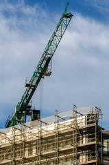 baukran mit Rohbau