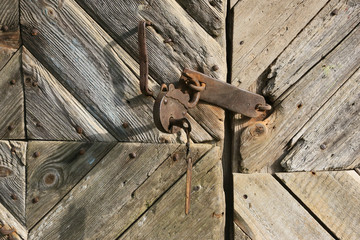 Vorhängeschloss an Scheunentor