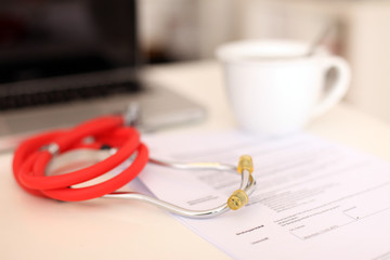 Arbeitsplatz mit Unterlagen und Stetoskop
