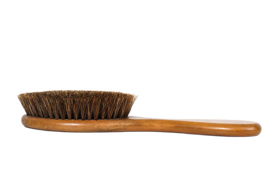 Cepillo para el pelo con mando de madera sobre fondo blanco aislado. Vista de frente. Copy space