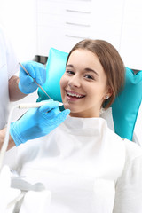 Przegląd dentystyczny, kobieta u stomatologa - obrazy, fototapety, plakaty