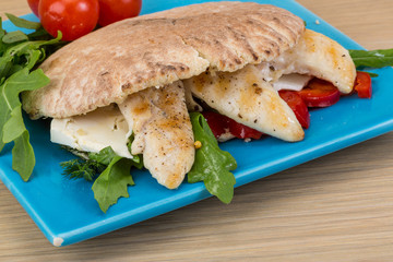 Pita with ruccola and chicken