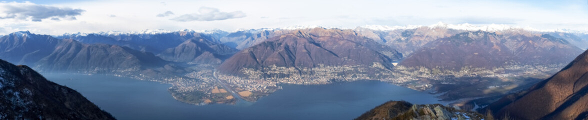 Fototapeta na wymiar View of the Lake Maggiore