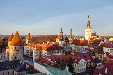 Obraz premium Panorama starego miasta w Tallinie o zachodzie słońca