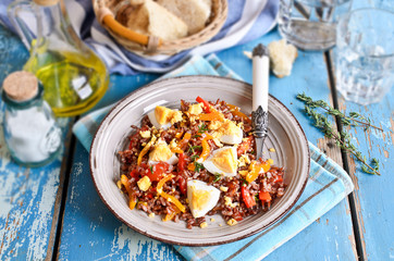 Salad of red rice, paprika and eggs