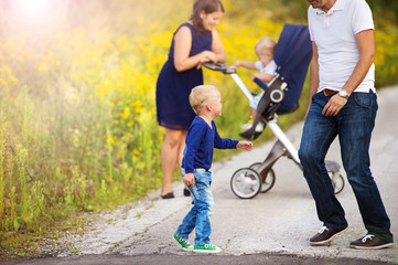 Obraz premium Family enjoying life together outside
