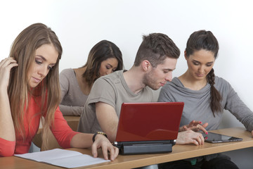 Studentin erkl&auml;rt etwas auf dem Tablett
