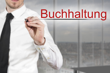 Geschäftsmann schreibt Buchhaltung in die Luft