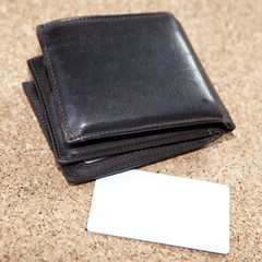 carte de visite blanche et portefeuille en cuir brun