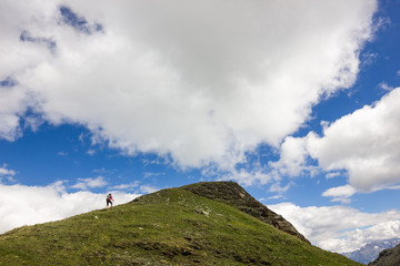 Ragazza sale su cima in montagna