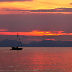 Naklejka premium Sunset with boat in Thailand