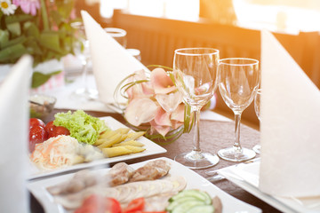 BANQUET TABLE