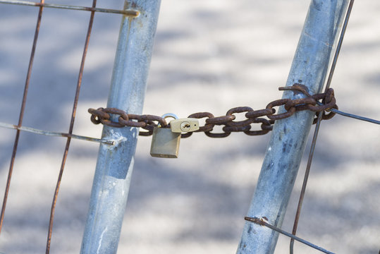 Cadena cerrada con candado.