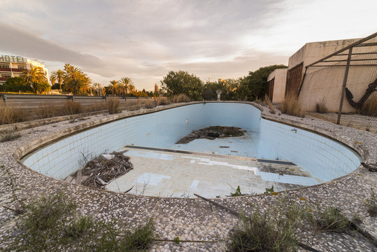 Piscina abandonada.