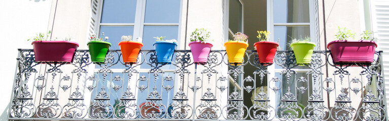 Balkon mit bunten Blumentöpfen