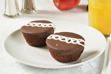 Cream filled chocolate cupcakes