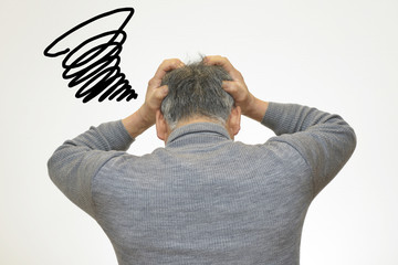 悩んでいる60代の男性