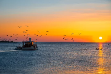 Velours gordijnen Zonsondergang aan zee Vissende boot bij zonsondergang