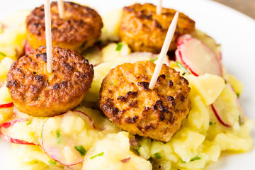 Minifrikadellen mit Kartoffelsalat - Meatballs with potato salad